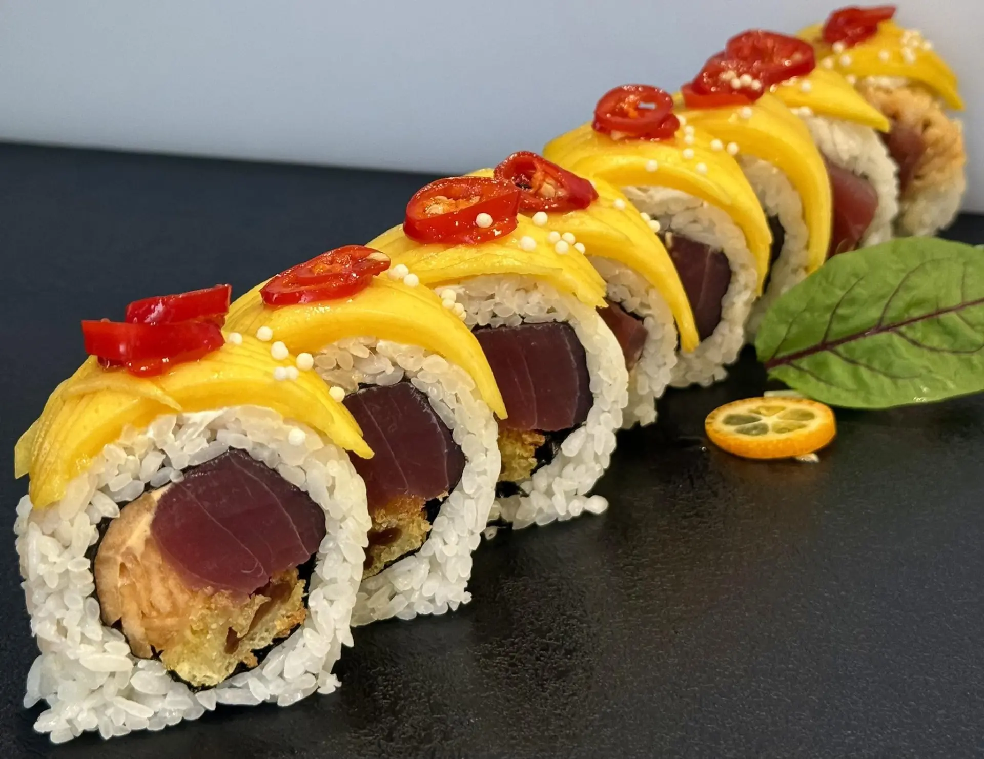 Rolki sushi SeTi z tuńczykiem, mango i chili