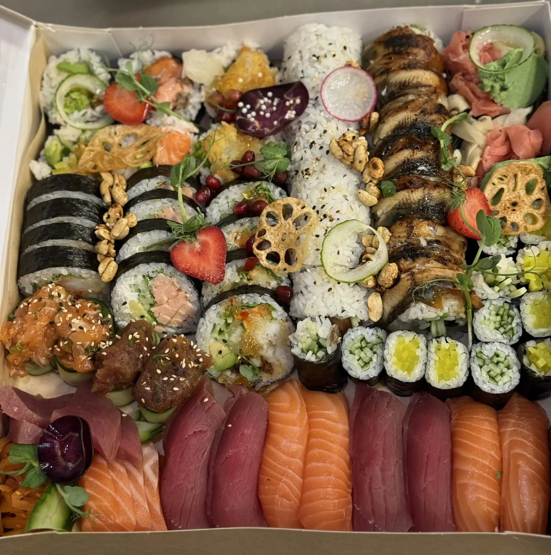 Duży zestaw różnorodnego sushi SeTi